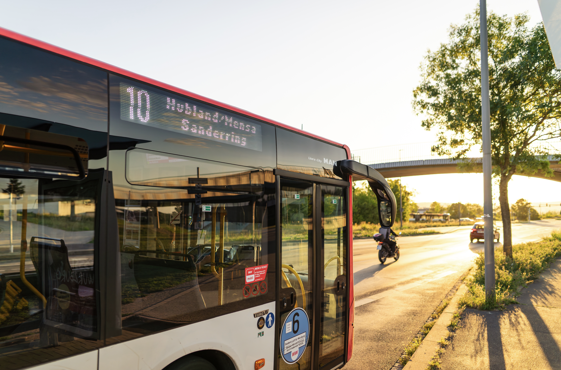 Bus der Linie 10 der WVV Würzburg mit Fahrtziel Hubland/Mensa Sanderring in der Abendsonne